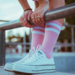 american socks mid high bubblegum καλτσες. Καλτσες σε ροζ χρωμα της τσιχλοφουσκας με ασπρες ριγες στο λαστιχο.