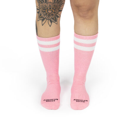 american socks mid high bubblegum καλτσες. Καλτσες σε ροζ χρωμα της τσιχλοφουσκας με ασπρες ριγες στο λαστιχο.