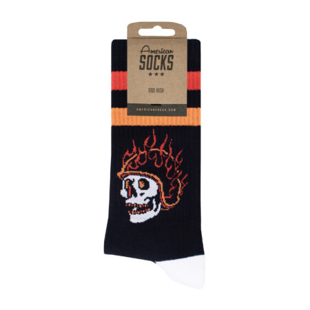 american socks mid high piston rebels καλτσες. Καλτσες σε μαυρο χρωμα με μια πορτοκαλι και μια κοκκινη ριγα στο λαστιχο. Το σχεδιο ειναι μια νεκροκεφαλη με ενα κρανος μηχανης.