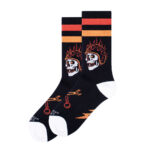 american socks mid high piston rebels καλτσες. Καλτσες σε μαυρο χρωμα με μια πορτοκαλι και μια κοκκινη ριγα στο λαστιχο. Το σχεδιο ειναι μια νεκροκεφαλη με ενα κρανος μηχανης.