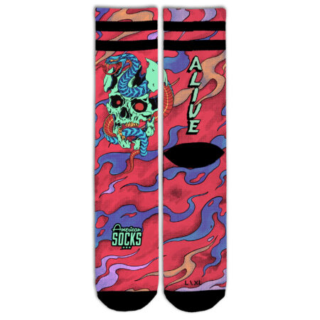 american socks mid high signature καλτσες. Καλτσες χρωματιστες σε τονους του κοκκινου με μωβ και πρασινες λεπτομεριες. Το σχεδιο απεικονιει ενα κρανιο που απο μεσα βγαινει ενα φιδι. Στο μερος πανω απο την φτερνα εχει γραμμενο στην μια καλτσα dead και στην αλλη alive.