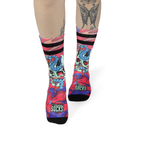 american socks mid high signature καλτσες. Καλτσες χρωματιστες σε τονους του κοκκινου με μωβ και πρασινες λεπτομεριες. Το σχεδιο απεικονιει ενα κρανιο που απο μεσα βγαινει ενα φιδι. Στο μερος πανω απο την φτερνα εχει γραμμενο στην μια καλτσα dead και στην αλλη alive.