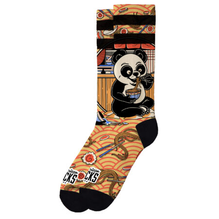 american socks mid high graphic καλσες με ενα ξεχωριστο και μοναδικο σχεδιο. ενα παντα (ζωο) καθεται και τρωει noodles με chop sticks. Οι καλτσες ειναι στους τονους του κιτρινου και του πορτοκαλι και το σχεδιο του παντα ειναι ασπρομαυρο