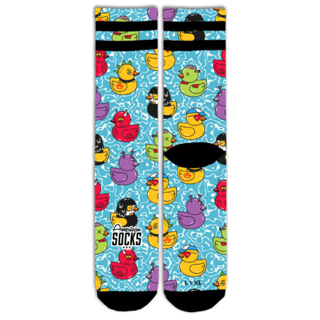 american socks mid high signature καλτσες. χρωματιστα παπακια μπανιερας σε κιτρινο, πρασινο, μωβ, κοκκινο με καποια στοιχεια απο την πανκ αισθητικη σε γαλαζιο φοντο.