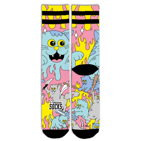 american socks mid high graphic καλσες με ενα ξεχωριστο και μοναδικο σχεδιο. το σχεδιο δειχνει ενα γαλαζιο γατακι με εμφαση στα μυτερα του δοντια και διαφορα αλλα γατακια με οπλα οπως μαχαιρι, ροπαλο, τσεκουρι.. Οι καλτσες ειναι στους τονους του γαλαζιου με κιτρινες και ροζ λεπτομερειες.