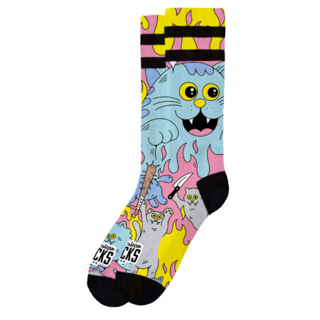 american socks mid high graphic καλσες με ενα ξεχωριστο και μοναδικο σχεδιο. το σχεδιο δειχνει ενα γαλαζιο γατακι με εμφαση στα μυτερα του δοντια και διαφορα αλλα γατακια με οπλα οπως μαχαιρι, ροπαλο, τσεκουρι.. Οι καλτσες ειναι στους τονους του γαλαζιου με κιτρινες και ροζ λεπτομερειες.