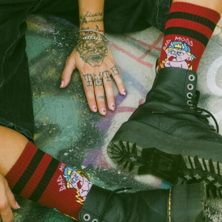 Κόκκινες ψηλές κάλτσες American Socks bad mood με σχέδιο φλόγες και ενα μωρο θυμωμενο που βγαζει την γλωσσα.