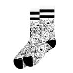 Ασπρες αθλητικες καλτσες american socks broken chain με μαυρα σχεδια και δυο μαυρες ριγες στο επανω μερος.