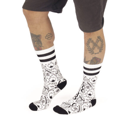 Ασπρες αθλητικες καλτσες american socks broken chain με μαυρα σχεδια και δυο μαυρες ριγες στο επανω μερος.
