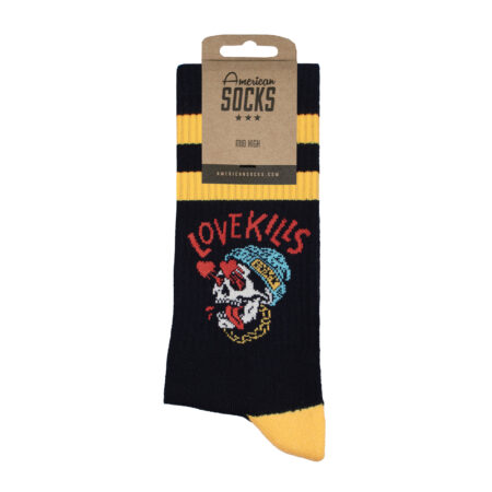 Μαύρες αθλητικές κάλτσες American Socks με κιτρινες ρίγες και σχέδιο νεκροκεφαλη με κοκκινες καρδιές στα μάτια και τη φράση LOVE KILLS.