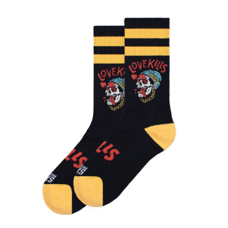 Μαύρες αθλητικές κάλτσες American Socks με κιτρινες ρίγες και σχέδιο νεκροκεφαλη με κοκκινες καρδιές στα μάτια και τη φράση LOVE KILLS.