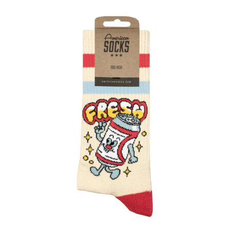 Ψηλές κάλτσες American Socks Fresh Cooked με σχέδιο ενα τενεκεδακι απο αναψυκτικο που περπαταει σε μπεζ χρώμα με δυο ριγες ροζ και γαλαζιο στο πανω μερος.